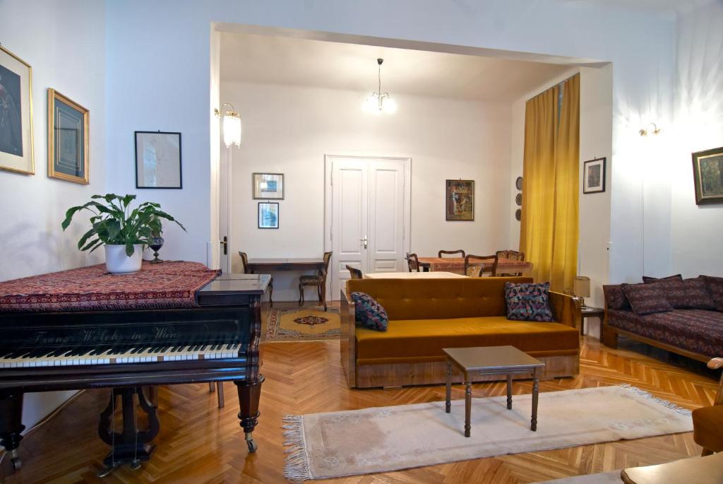 萨拉热窝住宅旅舍的带沙发和钢琴的客厅