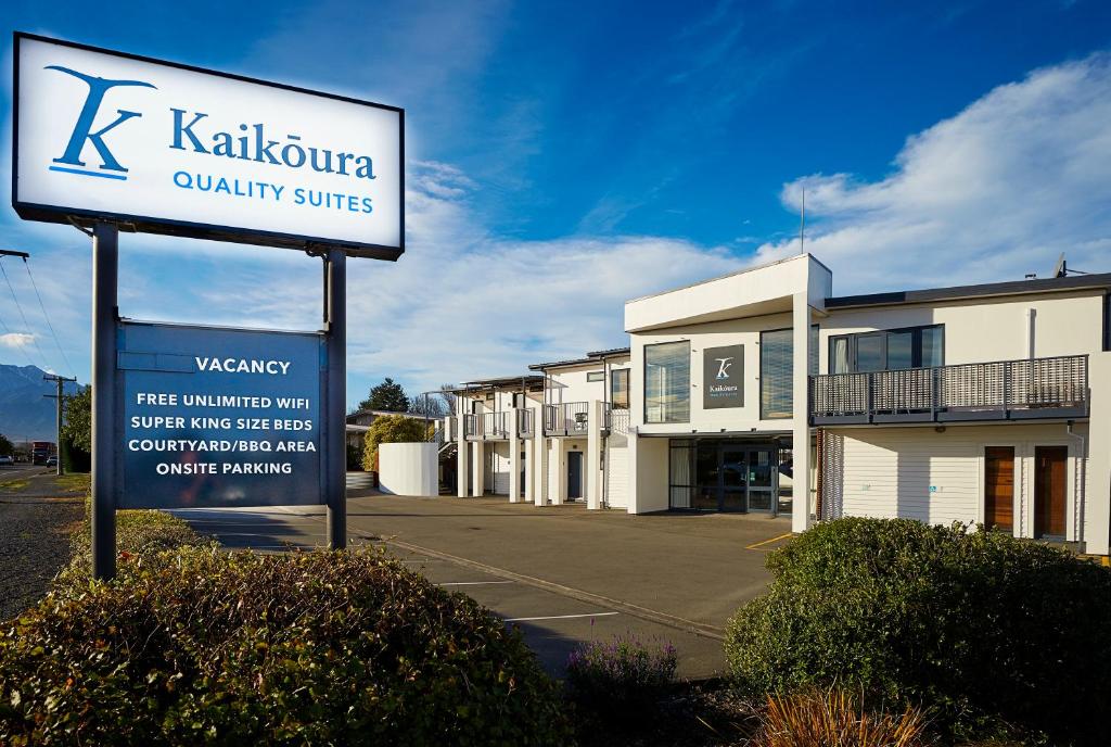 凯库拉凯库拉品质套房汽车旅馆的一排建筑物前面的标志
