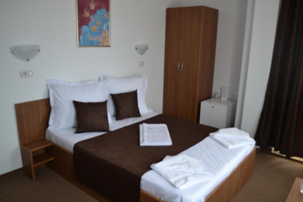 北马马亚-讷沃达里Vila Cristina的一间酒店客房,房间内设有两张床