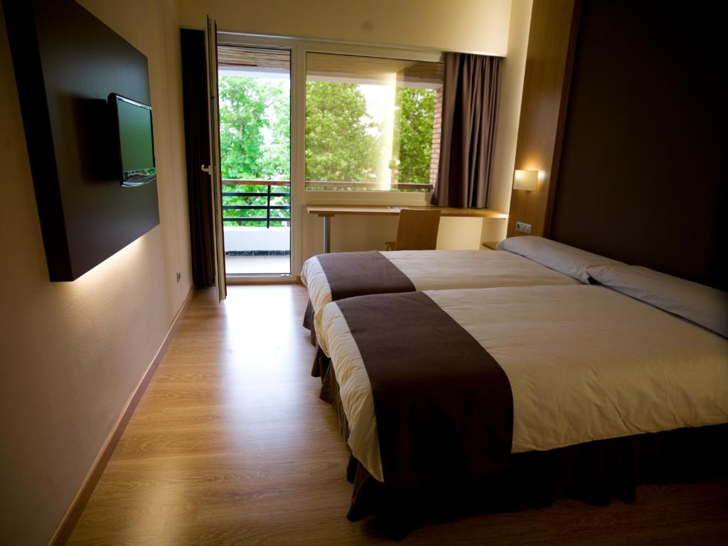 拉瓦斯蒂达亚托乐纳酒店的酒店客房,配有床和电视