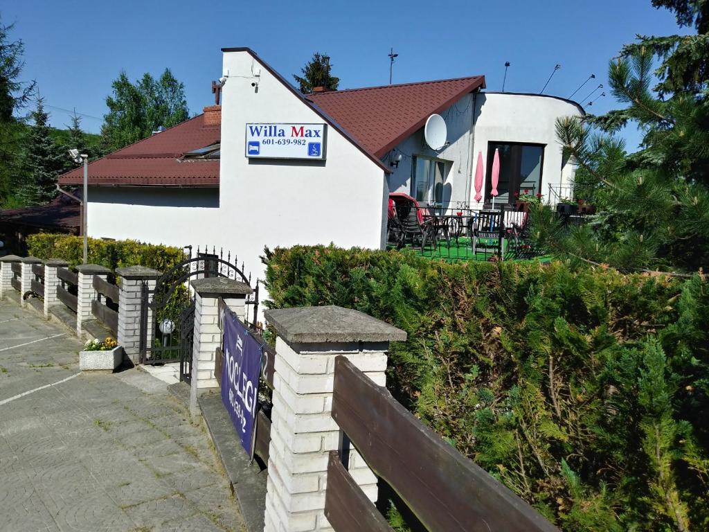 茹科夫Max的白色的建筑,上面有读别墅路的标志