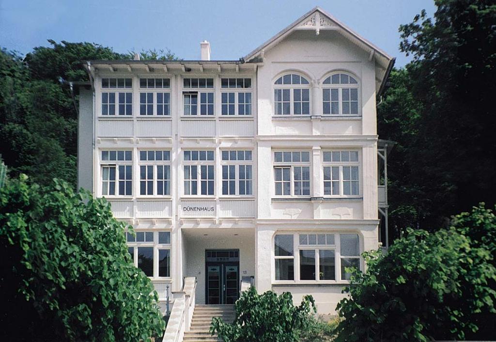 奥斯赛拜-塞林塞林杜恩豪斯公寓的一座白色的大房子,前门和树木