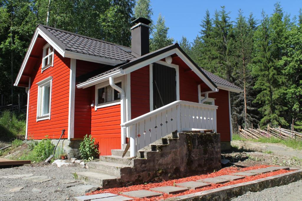 科林基拉Metsäpirtti的前面有楼梯的红色小房子