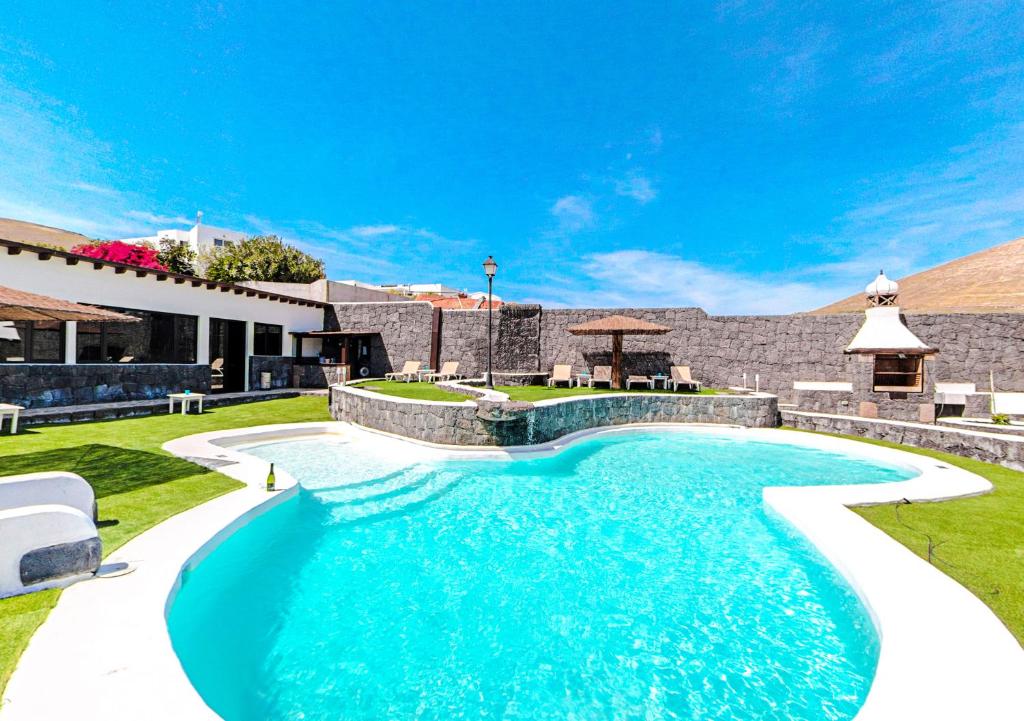 阿索马达Apartamentos Rurales Islas Canarias的一座房子的院子内的游泳池
