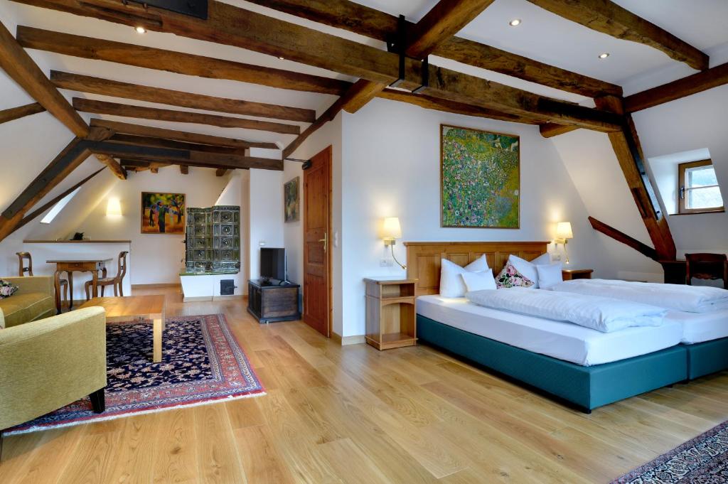 拜尔施泰因Hotel Haus Lipmann的一间带大床的卧室和一间客厅