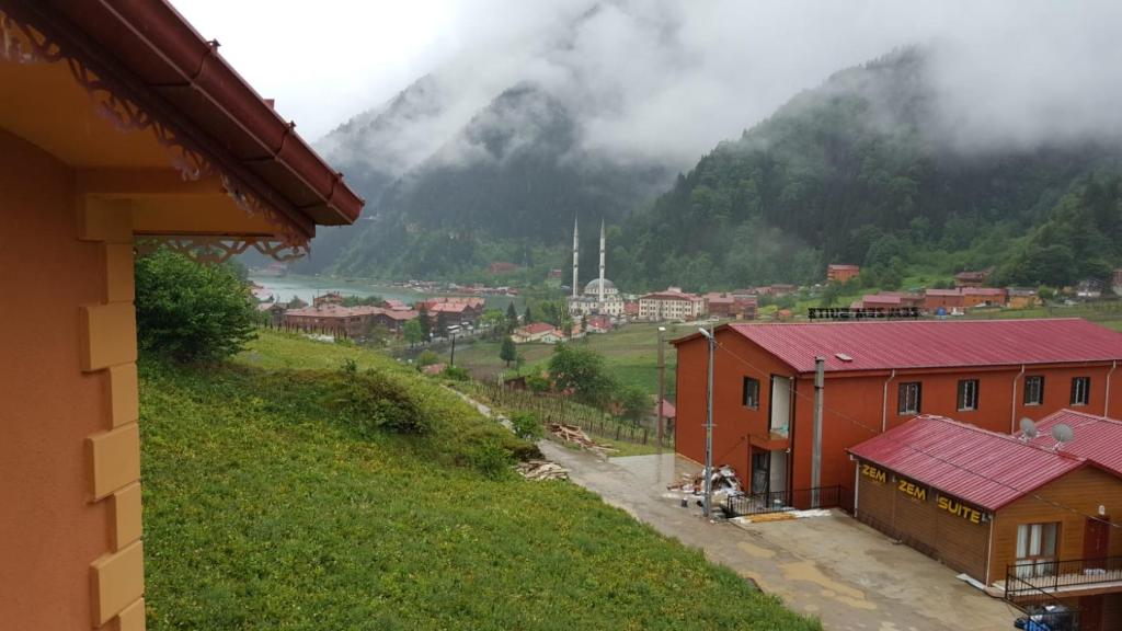乌宗Uzungol Comfort Residence的享有山中小镇的景色