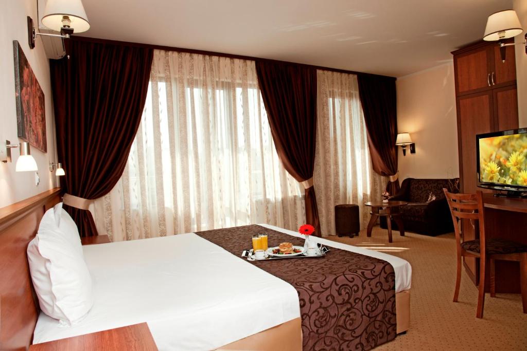 索非亚法沃里特酒店的酒店客房设有床、桌子和电视。