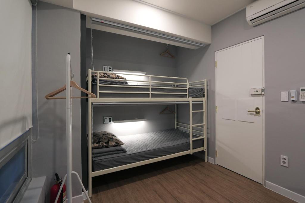 釜山海云台蓝舟旅舍的一间客房内配有两张双层床的房间