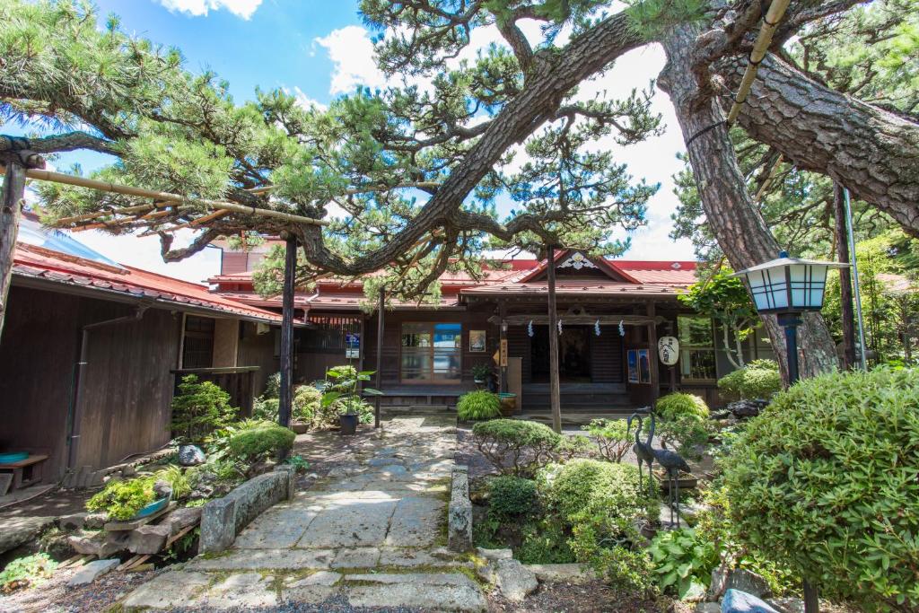 富士吉田市富士山大黑屋宾馆的房屋前的花园