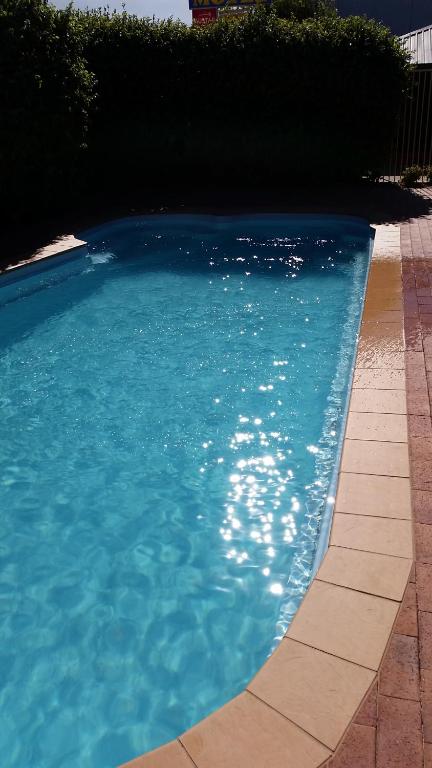 格里菲斯Yambil Inn的庭院里的一个蓝色海水游泳池