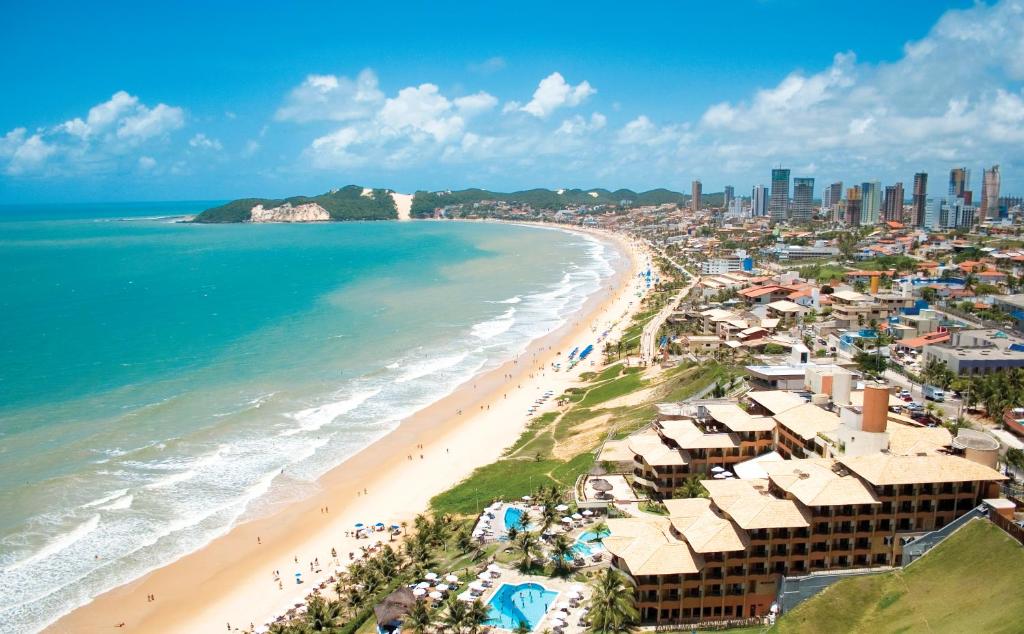 纳塔尔Rifoles Praia Hotel e Resort的享有海滩和海洋的空中景致