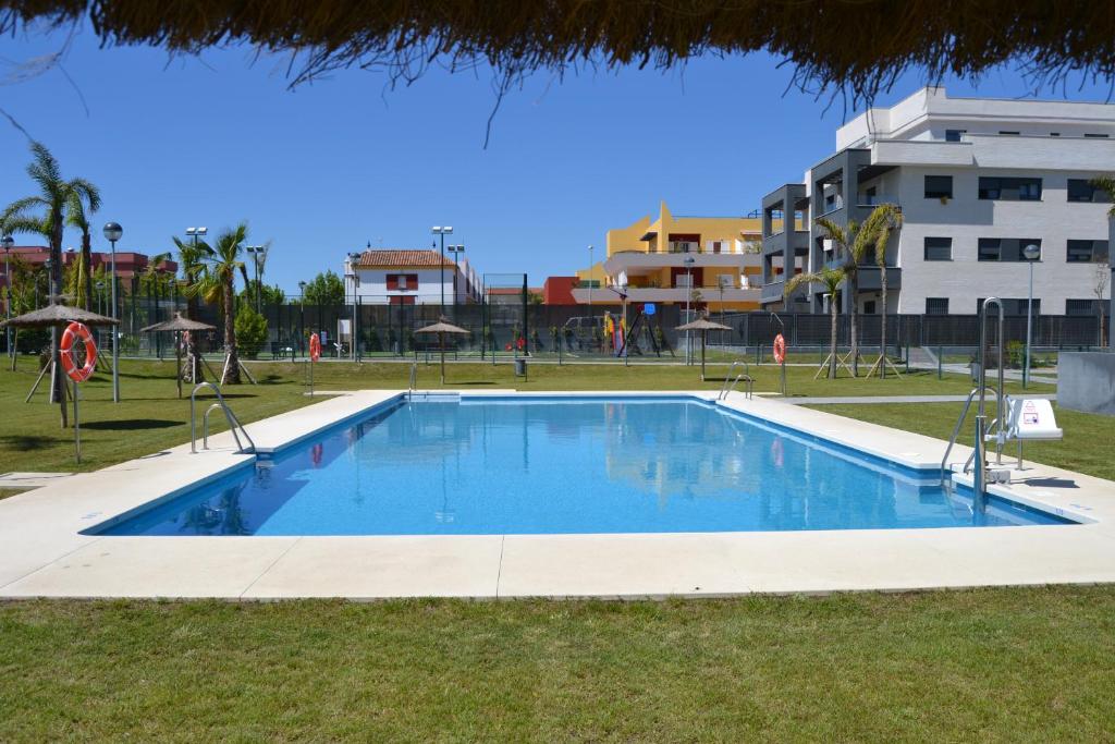桑卢卡尔-德巴拉梅达Residencial Costa Doñana (Sanlucar de Barrameda)的公园中央的游泳池