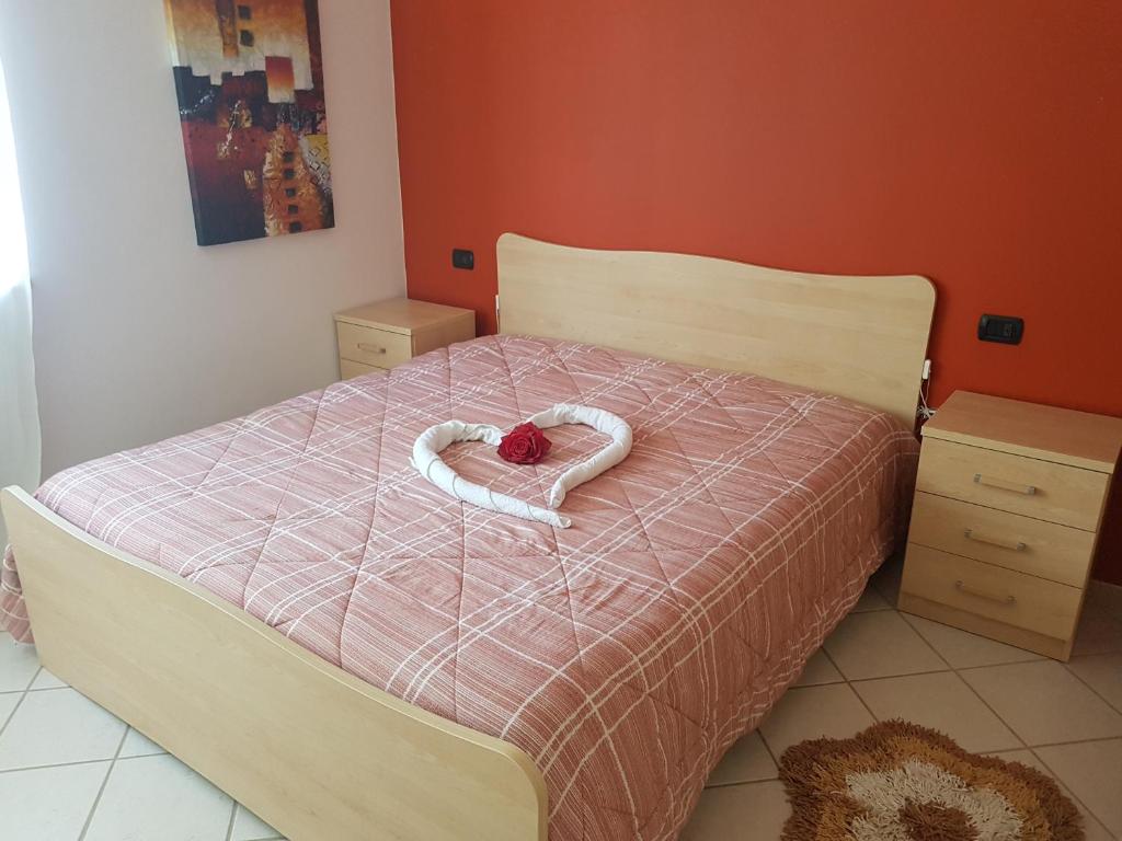 普蒂尼亚诺A Casetta的一间卧室,配有一张心形床