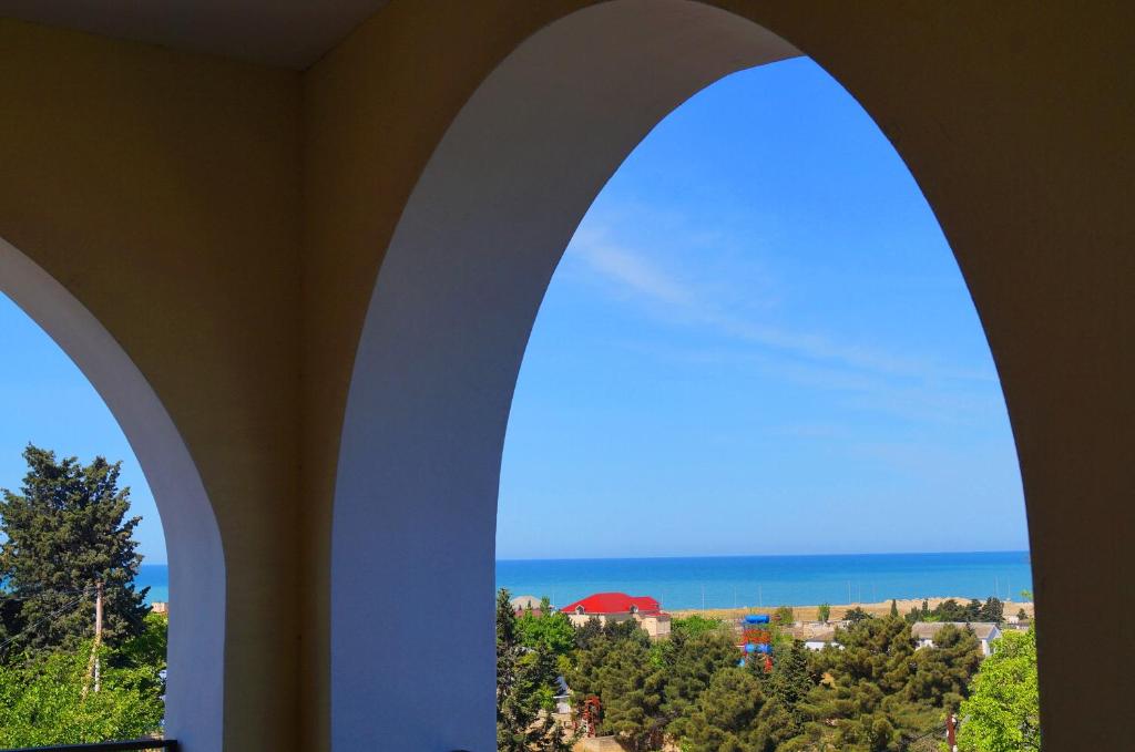 巴库Sea View villa的享有海景的拱形窗户
