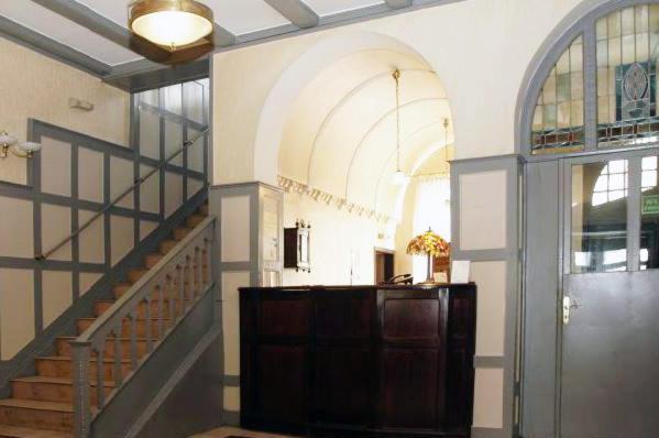 索波特伊雷娜酒店的一间设有楼梯的房间