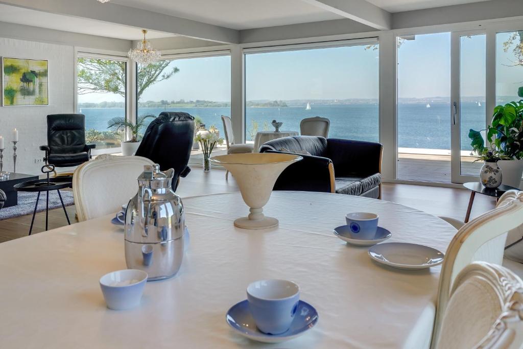 布罗艾厄Fjordhuset的一间享有海景的带桌子的用餐室