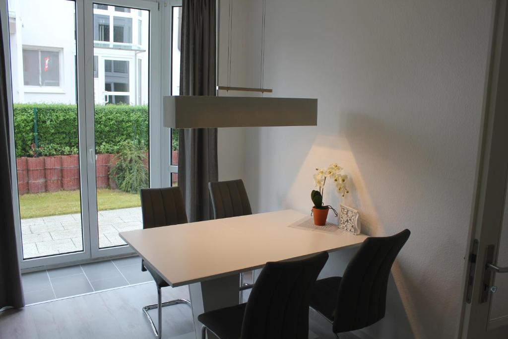 巴贝29 Strandstraße, Wohnung 2的一间带桌椅和窗户的用餐室