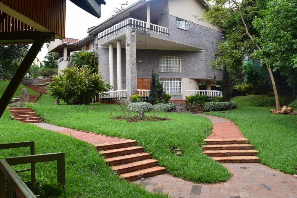 内罗毕阿迪斯花园套房旅馆的院子前有走道的房子