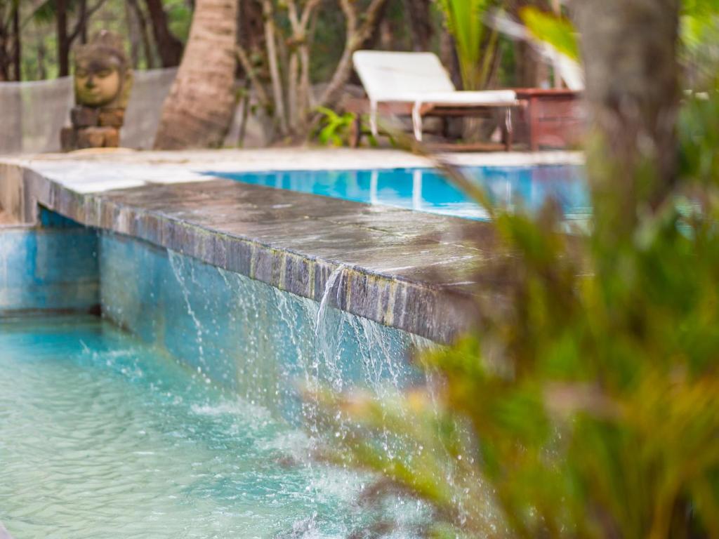 An Hòa潭海之家酒店的中间设有瀑布的游泳池