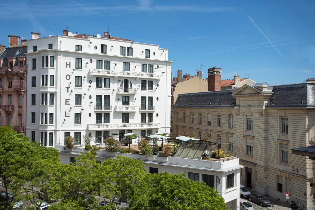 里昂学院酒店的建筑中间的白色建筑