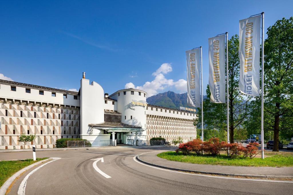 蒙特卡罗索Hotel Bellinzona Sud Swiss Quality的前面有弯路的建筑
