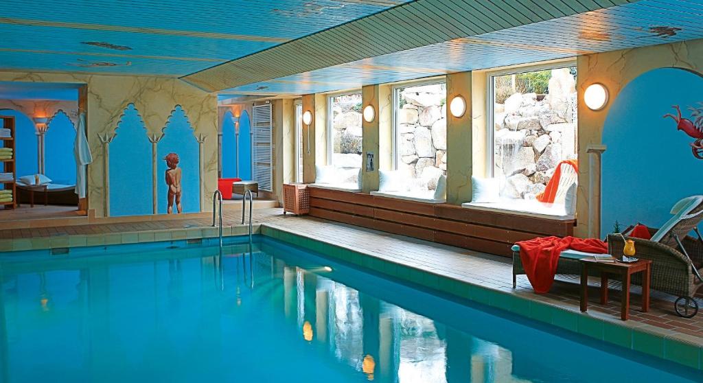 斯图加特阿森贝格酒店的一座带游泳池的别墅内的大型游泳池