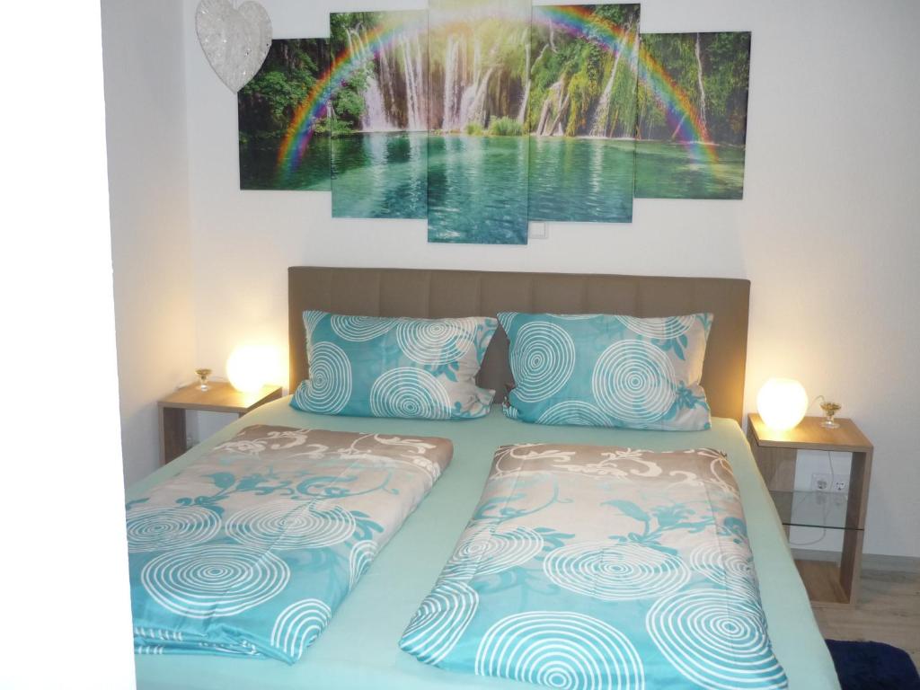 鲁斯特Carpe Diem的卧室配有一张床,墙上挂有绘画作品
