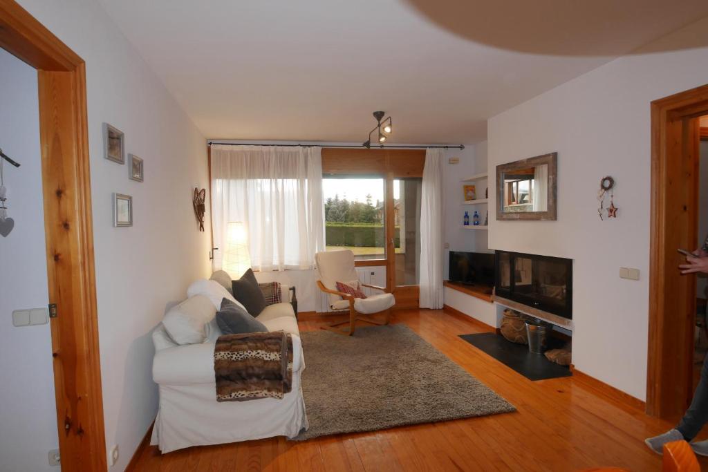 阿尔普Cozy Apartment in Alp的客厅配有白色沙发和壁炉