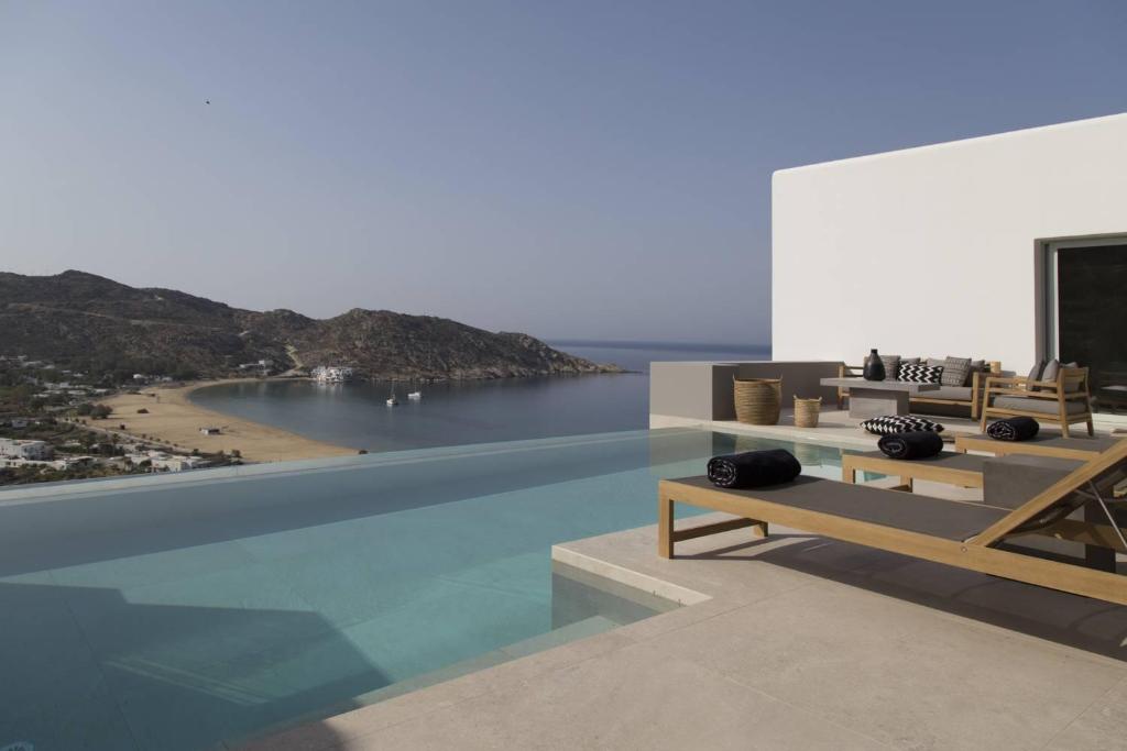 迈洛波塔斯Hide Out Suites的一座带游泳池的别墅,享有海滩美景