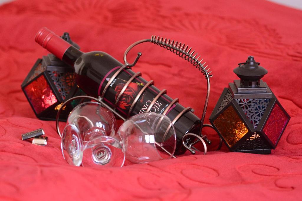 弗尔尼亚奇卡矿泉镇Zafir 1的一大束酒杯和红毯上的一盏灯