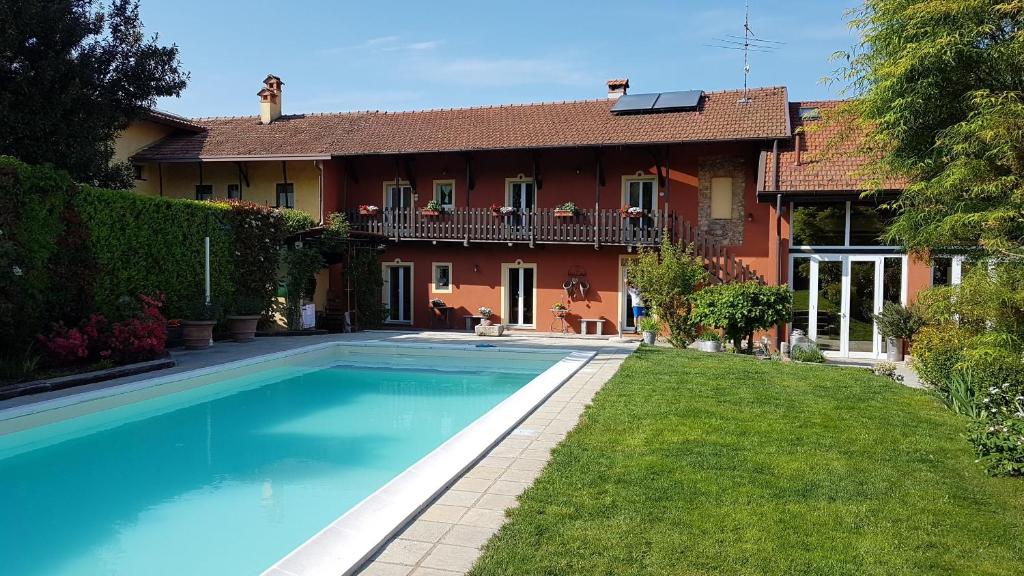 Borgo TicinoB&B La Cascina di Monia e Mario的房屋前有游泳池的房子