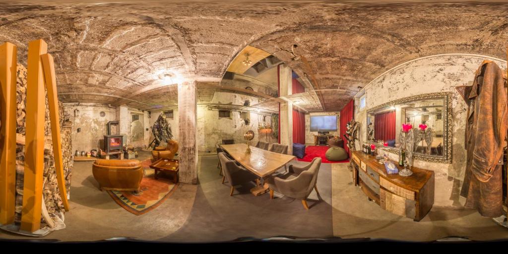 腓特烈港Carli's Base Camp的洞穴内带桌椅的客厅
