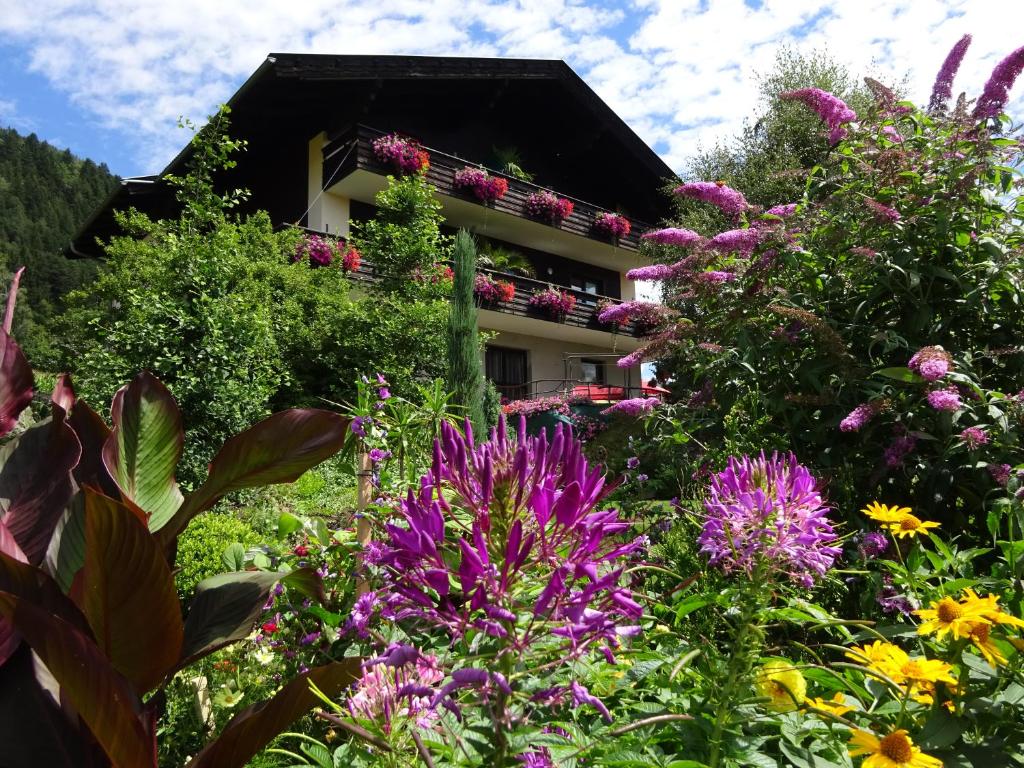 米尔施塔特兰德博纳文图拉公寓的一座花园,在一座建筑前种有鲜花