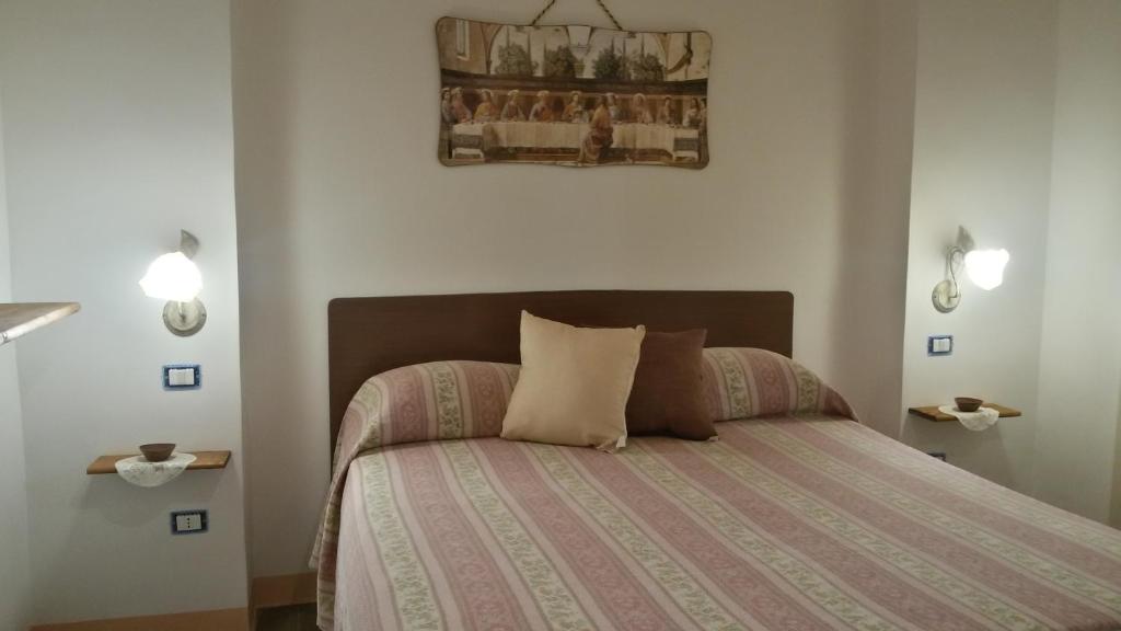 阿拉代奥casa Anna的一间卧室配有一张带两个枕头的床