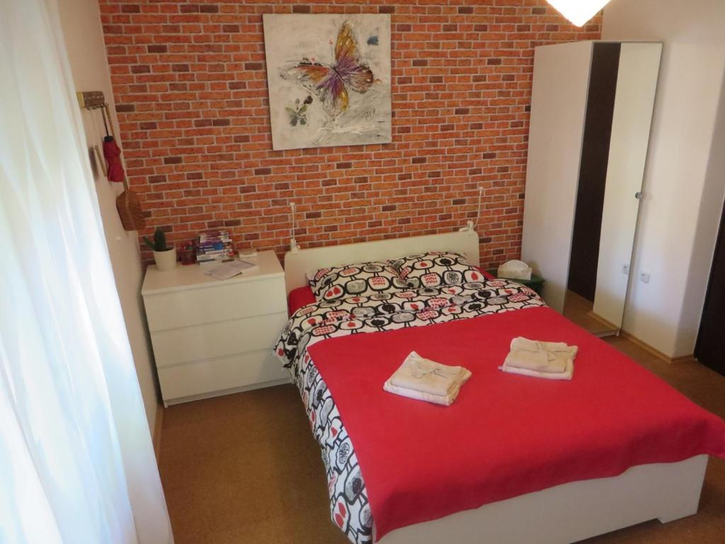 ZačretjeApartment Lucia的一间卧室设有一张床和砖墙