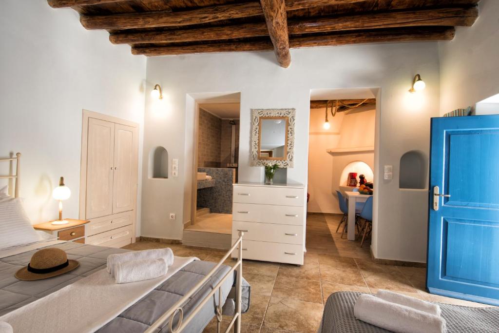 加夫里翁Gavrion's Nest - Premium Cycladic Studio的一间带床和浴室的大卧室