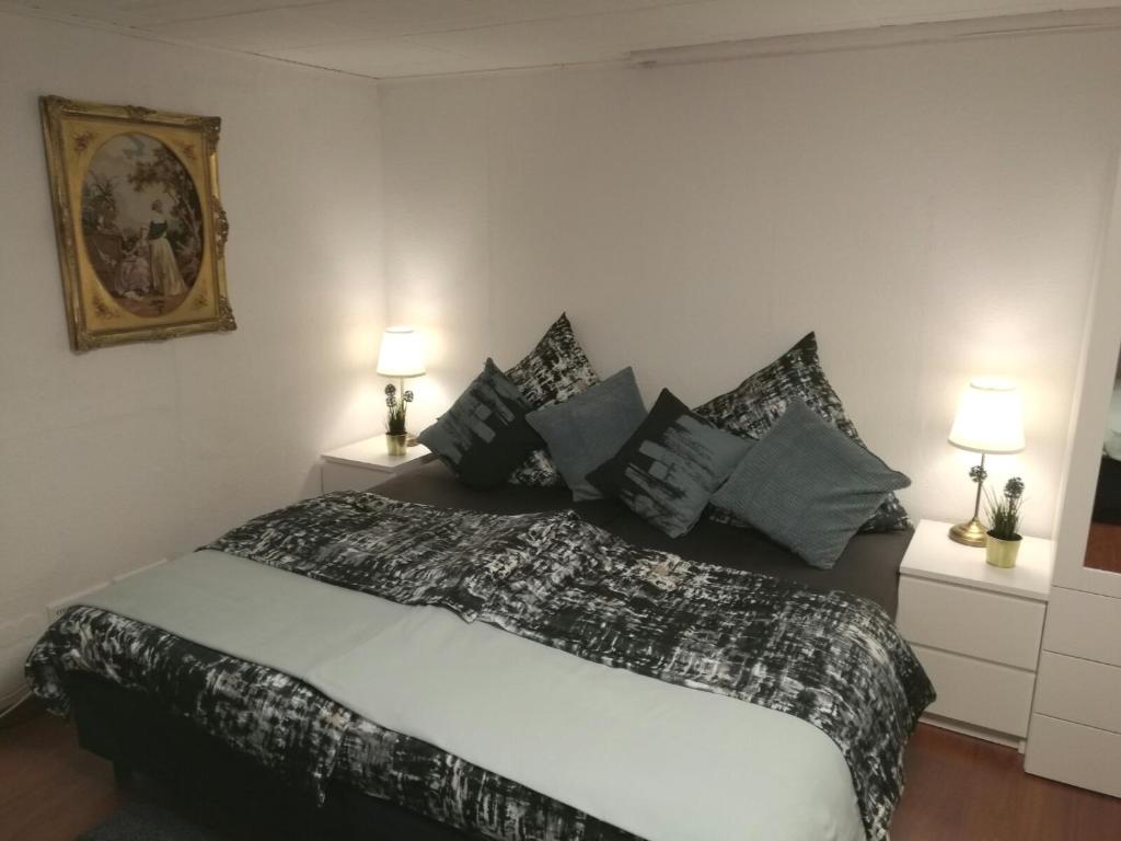 纽伦堡Apartment Cosmelux Nürnberg的一间卧室配有一张带黑白枕头的床