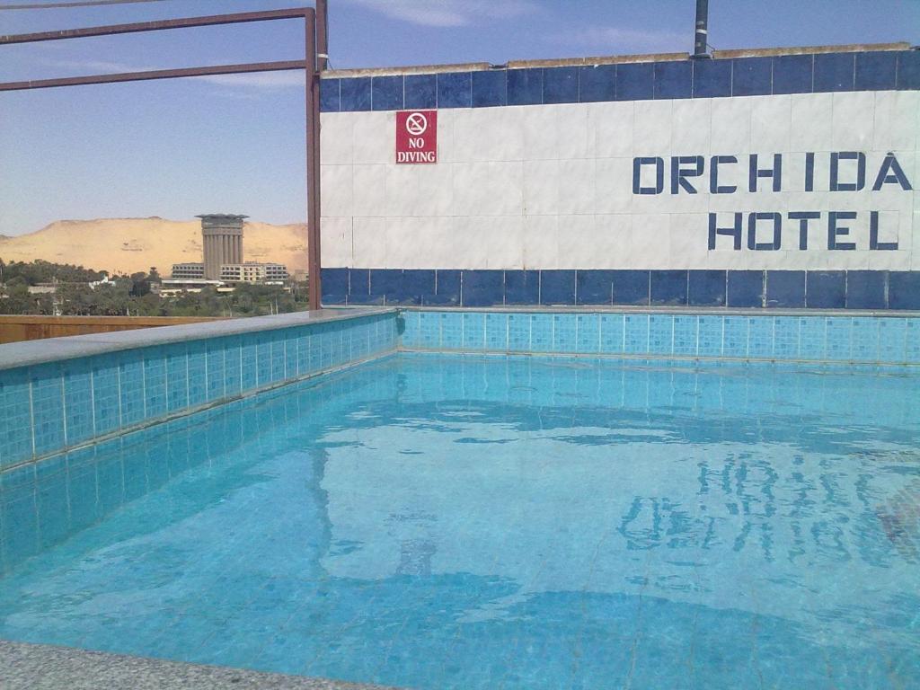阿斯旺兰花圣乔治酒店的酒店一侧的游泳池设有标志