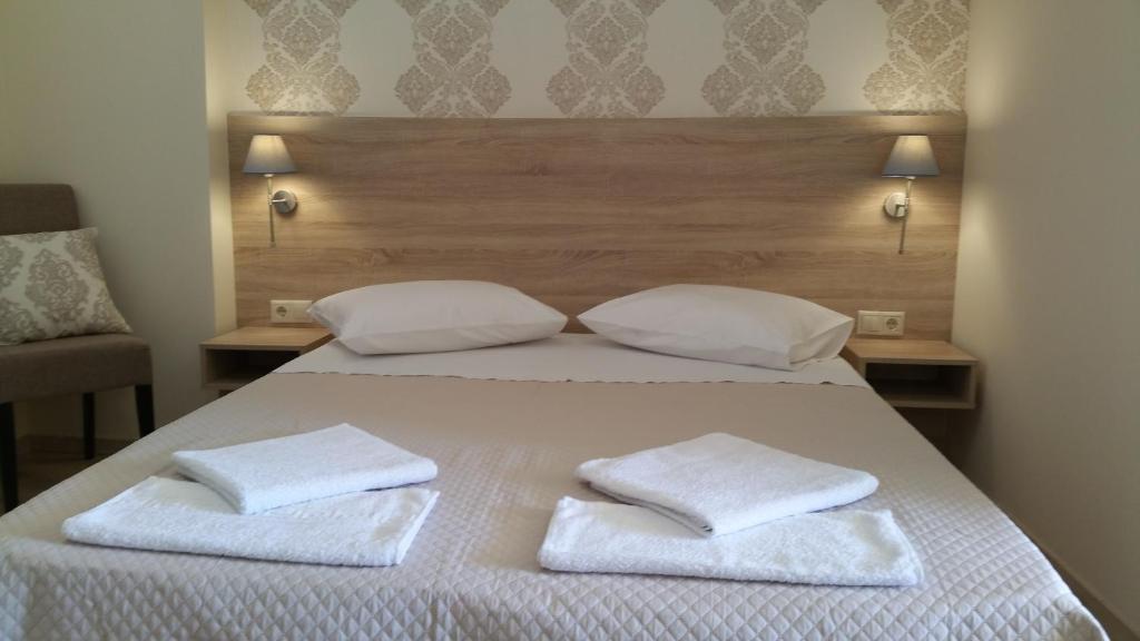 海若克利欧Dreamy Airport's Apartment的一间卧室配有一张床,上面有两条毛巾