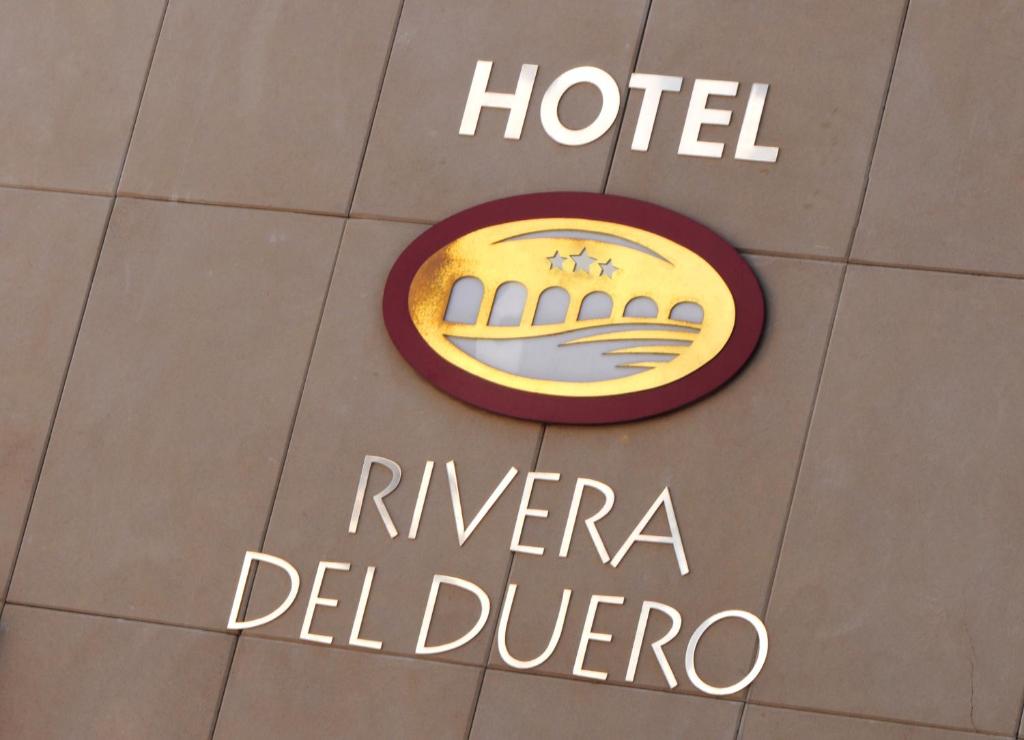 圣埃斯特万德戈尔马斯里维拉德尔杜罗酒店的建筑一侧的酒店标志