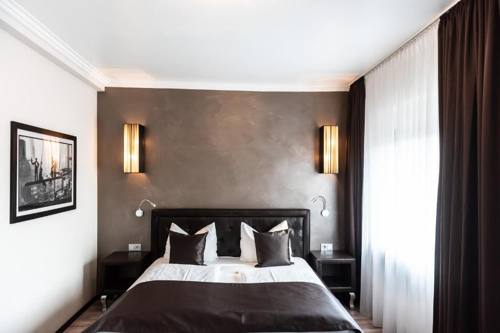 科隆毛里求斯老城康福特酒店的一间卧室设有一张大床和黑色的墙壁