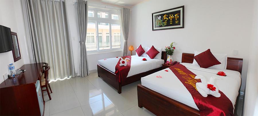 美奈1001夜酒店的酒店客房设有两张床和窗户。