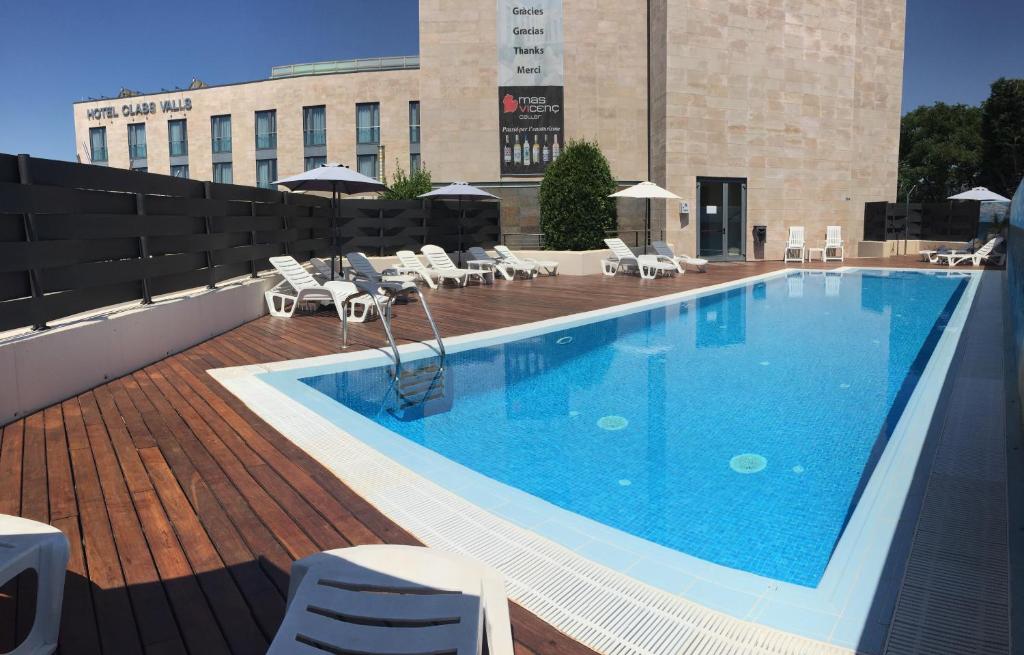 巴尔斯瓦尔斯格调酒店的建筑物屋顶上的游泳池