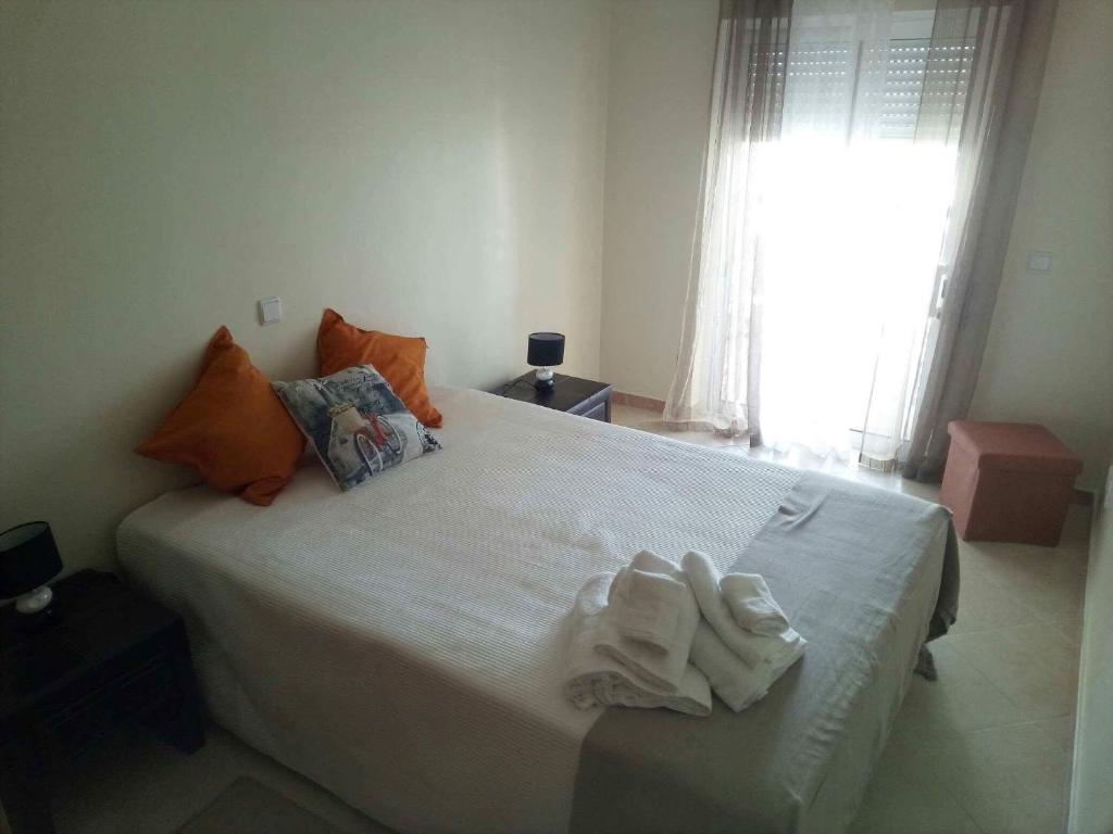 奥良Brisas da Ria的卧室配有一张大白色床和窗户
