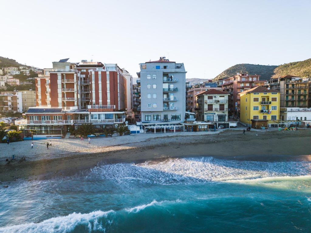 皮特拉利古Hotel Maremola的享有海滩、建筑和大海的景色