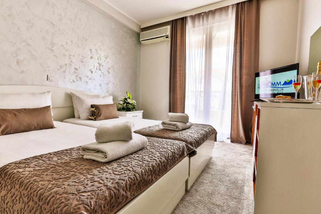 布德瓦玛格丽娅酒店的酒店客房,配有床和电视