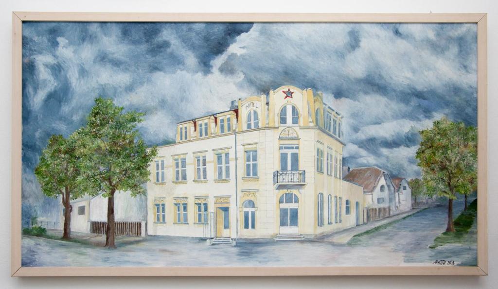 SadskáHotel Modrá hvězda Sadská的街道上白色建筑的画