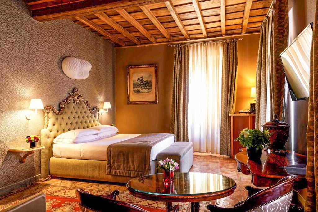 罗马法拉迪尔酒店的卧室配有一张床和一张桌子