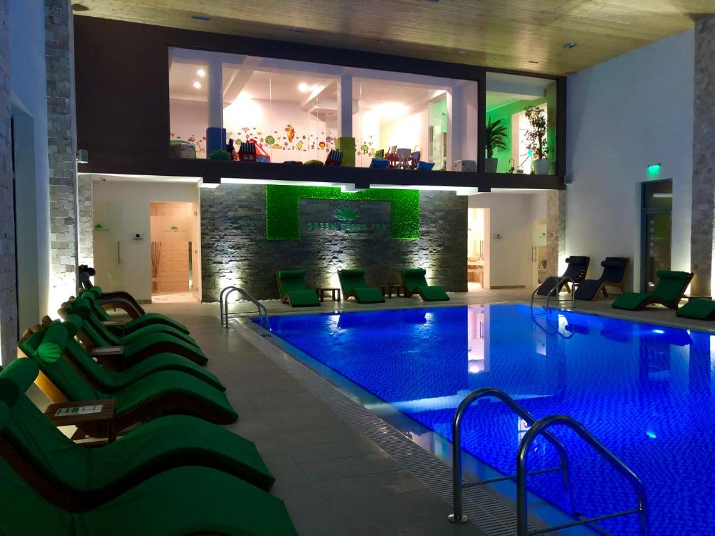 默古拉Complex Turistic Magura的绿色灯光的酒店游泳池