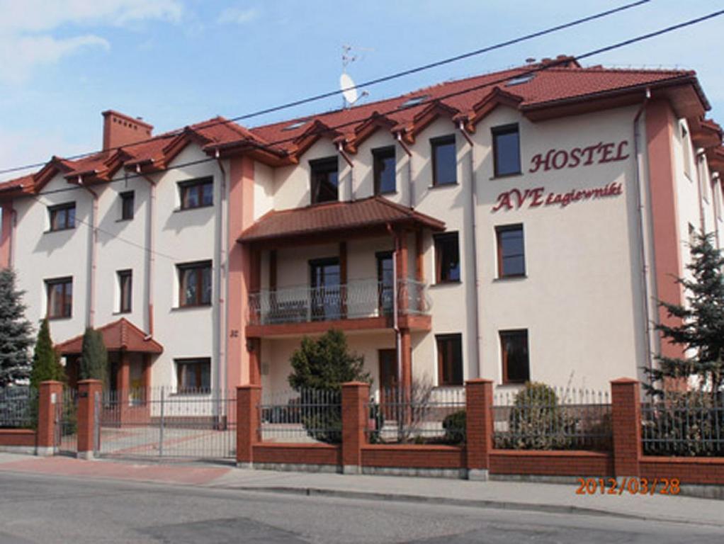 克拉科夫拉吉夫尼基大道酒店的一座白色的大建筑,有红色的屋顶